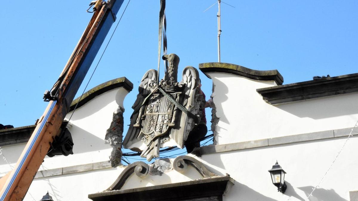 Momento de la retirada del escudo franquista del águila hace un mes en la antigua sede del Ayuntamiento de Santa Úrsula. | | CRISTO YUSTA
