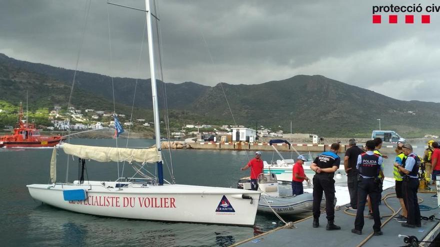 Simulacre d&#039;incendi i vessament de gasoil en una embarcació al Port de la Selva