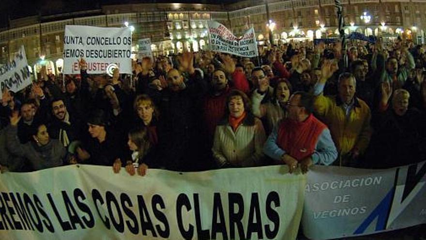 Vecinos de Mesoiro y Eirís, durante una de las protestas contra los realojos en María Pita.