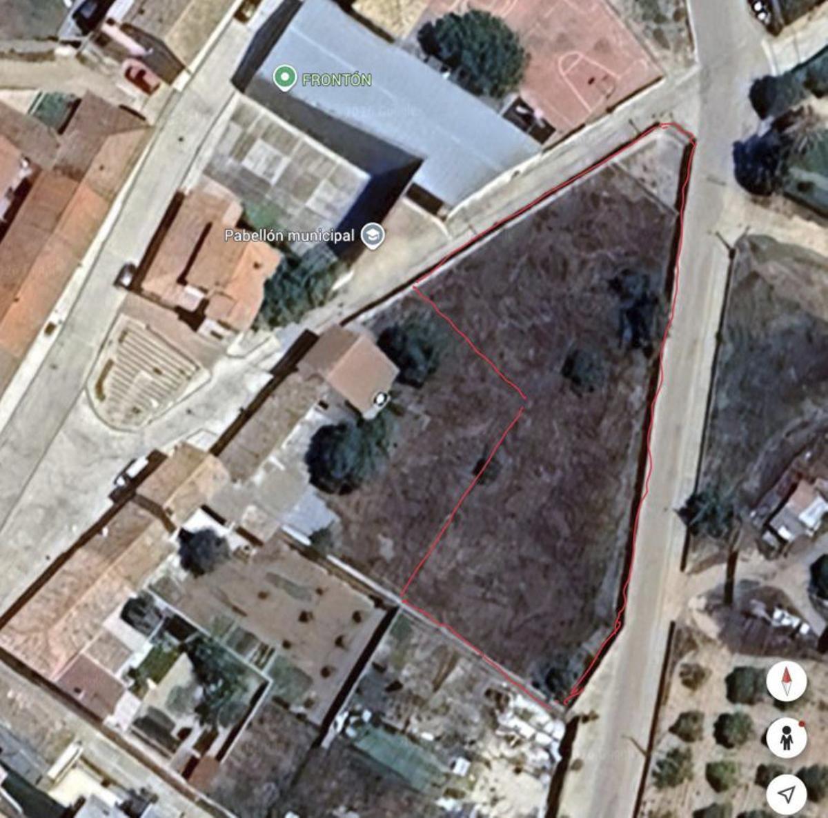 Solar adquirido junto al pabellón municipal.