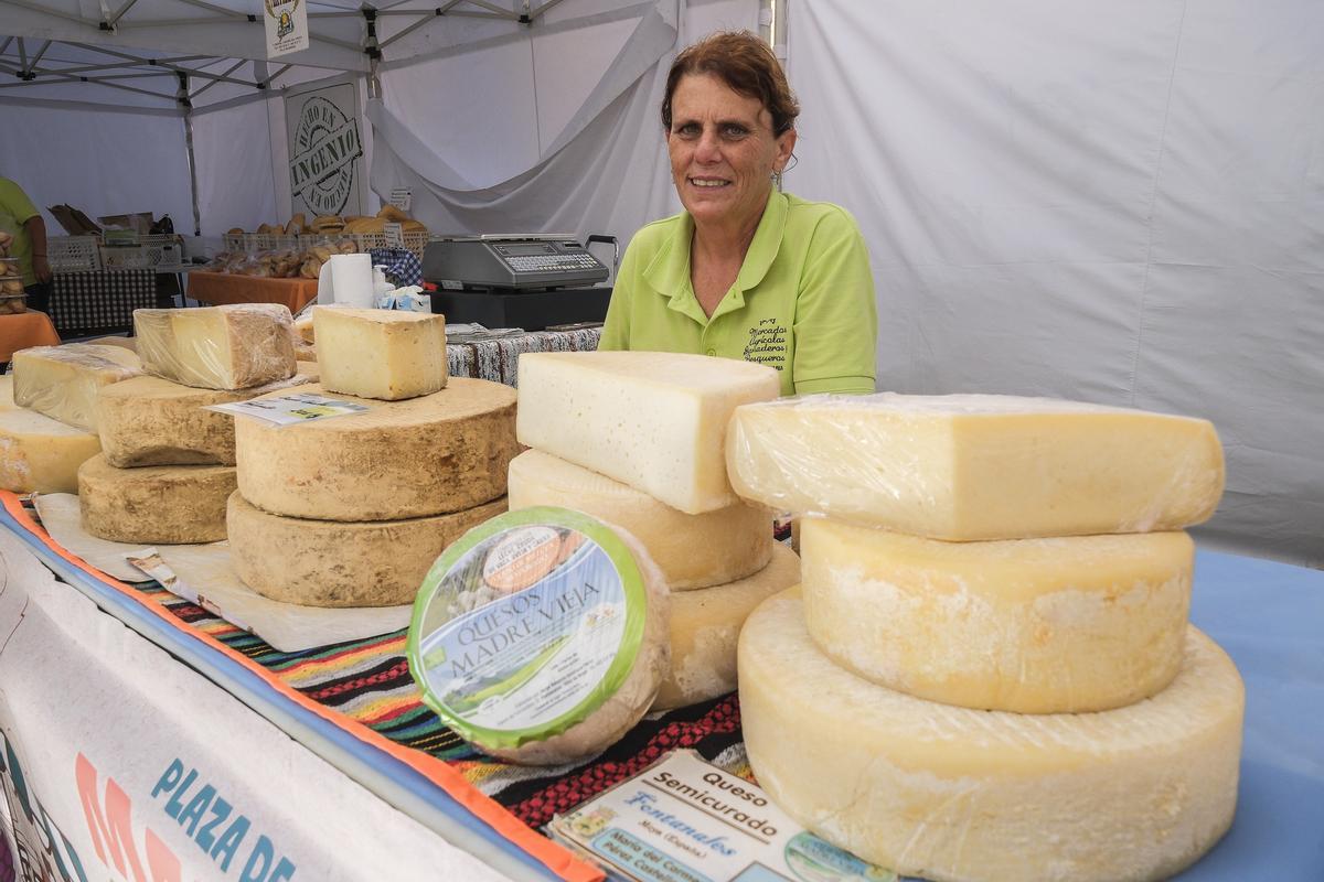 La presidenta de COAG Canarias, María del Carmen Pérez, en su puesto de quesos de la tierra.
