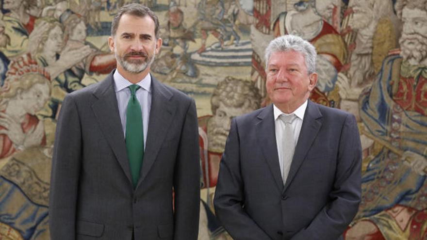 El rey Felipe VI posa para los medios junto al diputado de Nueva Canarias (NC), Pedro Quevedo (d), a quien ha recibido hoy en el Palacio de la Zarzuela en la primera jornada de su ronda de contactos para buscar candidato a la investidura.