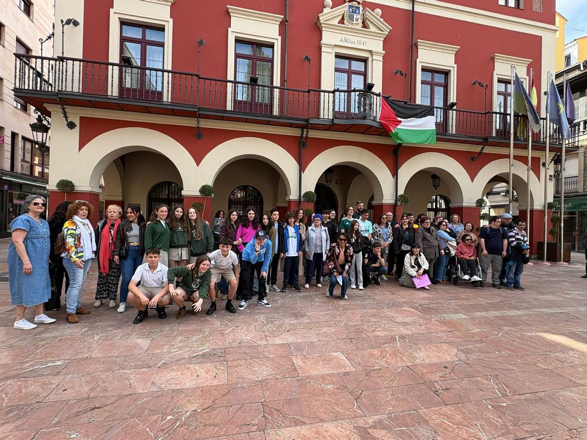 Participantes en la celebración en Langreo del Día Internacional de la Eliminación de la Discriminación Racial