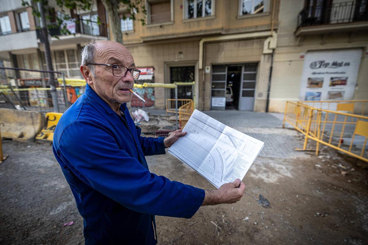 Daniel Plana muestra un plano de las obras del tramo de la Diagonal donde tiene el taller, en Barcelona.
