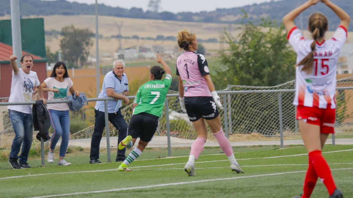 Angie Castañeda (Cacereño Femenino) celebra un gol ante el Santa Teresa en la remontada de las locales en el Manuel Sánchez.