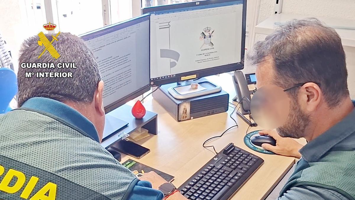 Dos agentes de la Guardia Civil trabajan en la investigación