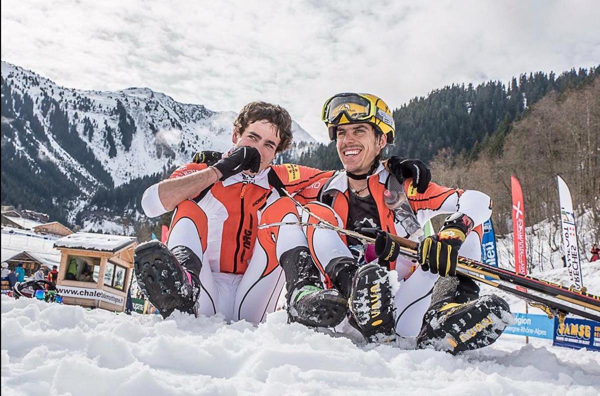 Nil y Oriol Cardona, hermanos, amigos y compañeros, con la indumentaria de la selección catalana de esquí de montaña.