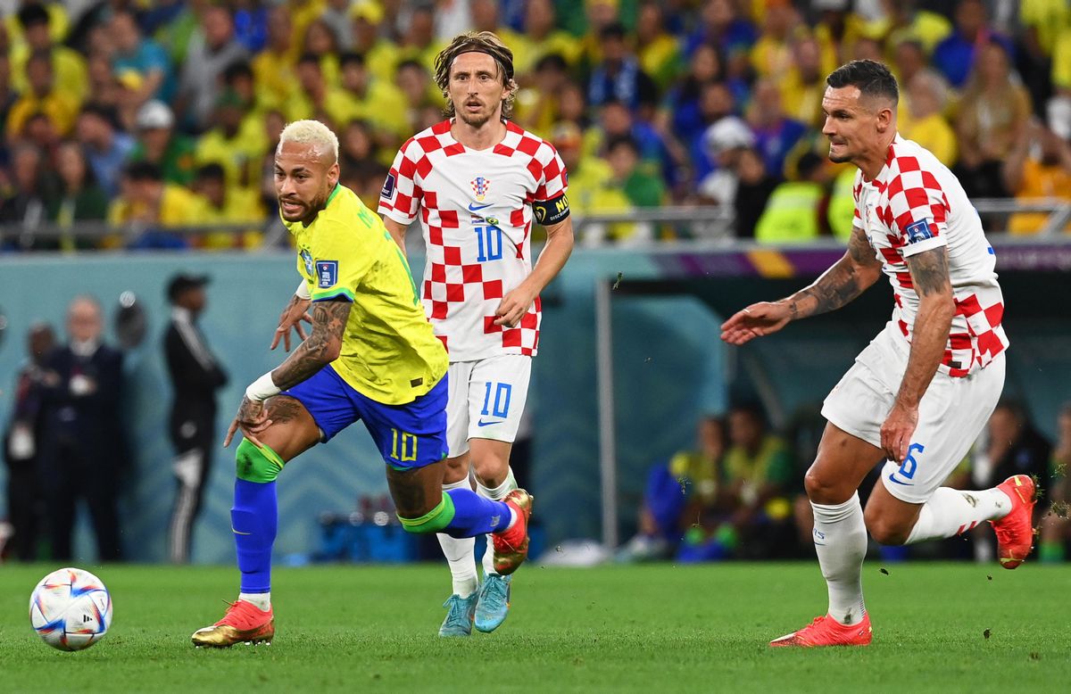 Doha (Qatar), 09/12/2022.- Luka Modric (C) of Croatia in action against Neymar (L) of Brazil during the FIFA World Cup 2022 quarter final soccer match between Croatia and Brazil at Education City Stadium in Doha, Qatar, 09 December 2022. (Mundial de Fútbol, Brasil, Croacia, Catar) EFE/EPA/Georgi Licovski