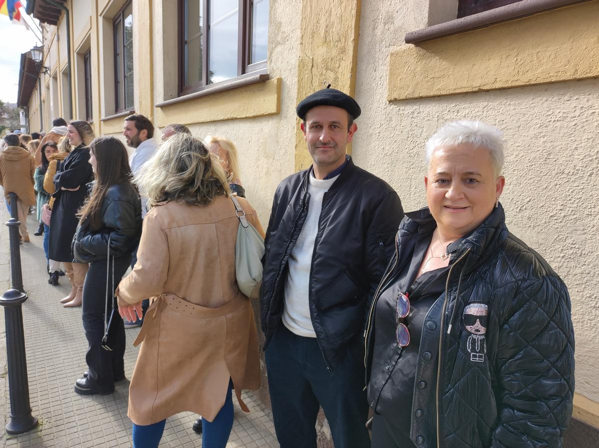 María Jesús Méndez y Gustavo Romero en la cola.