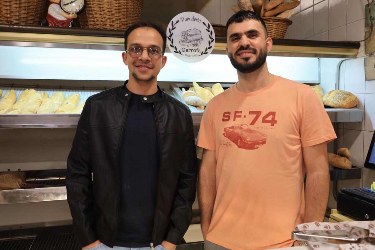 Mohammad y Nasrullah regentan el obrador del Forn de Garrofa