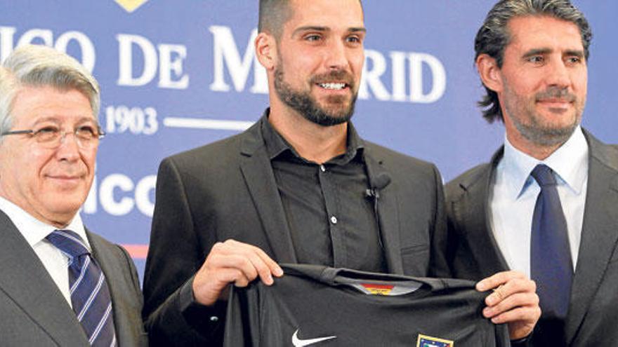 Moyà, entre Cerezo y Caminero, durante la presentación de ayer en el Calderón.