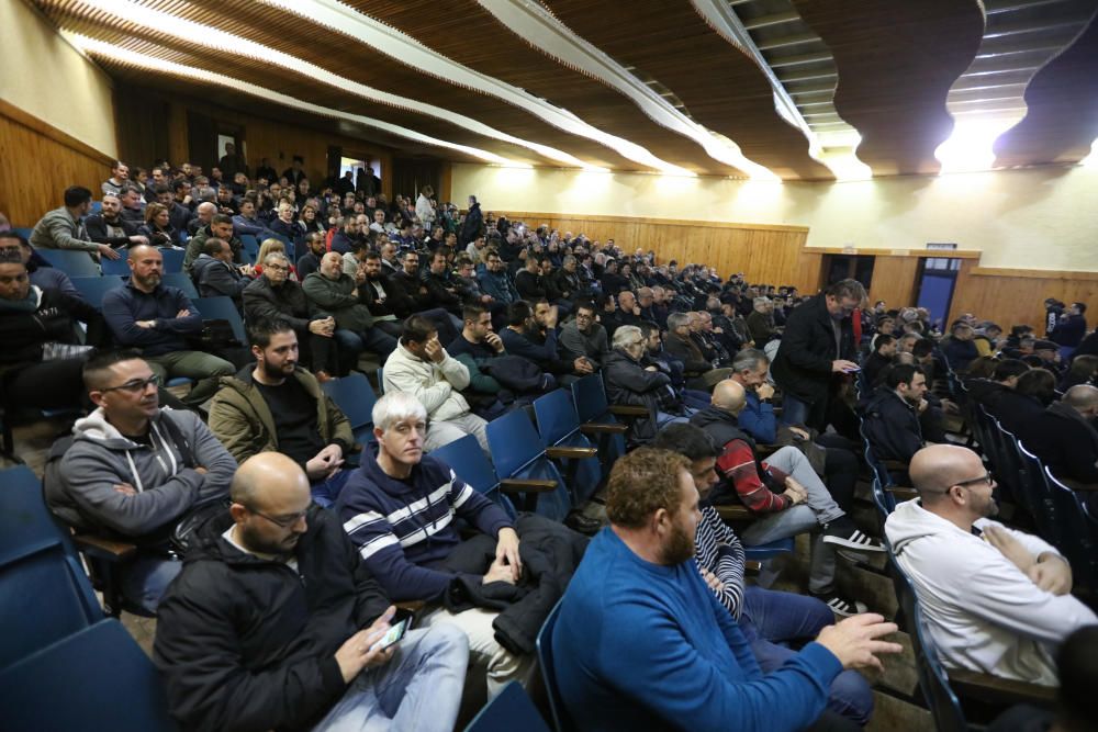 Asamblea multitudinaria de taxistas para plantar cara a Uber