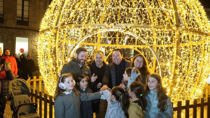 Autoridades y vecinos inauguraron el alumbrado cambadés en una fiesta con chocolate y animación. |  I. Abella