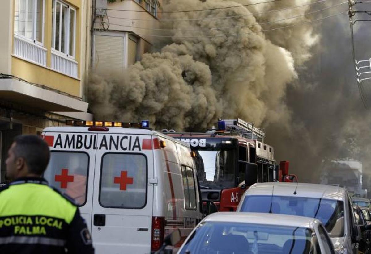 Un bombero muerto y otros dos heridos en el incendio de un bar en Palma