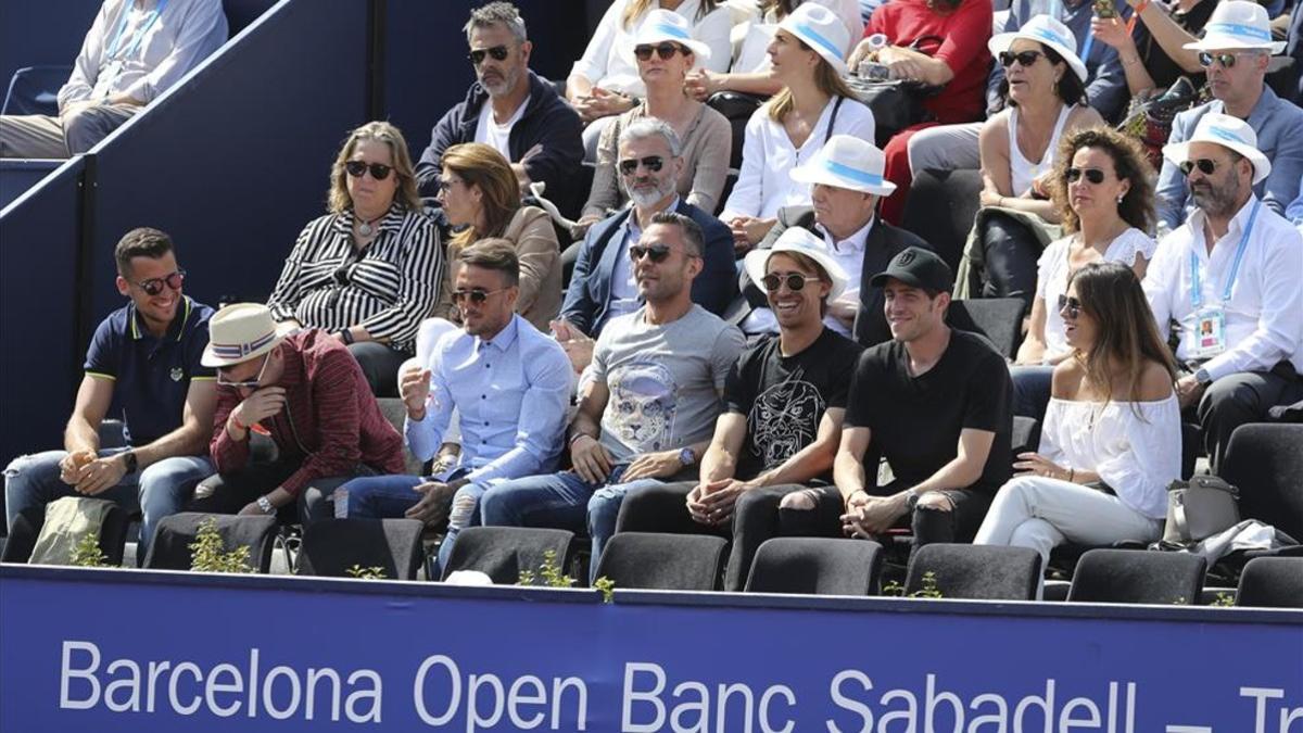 Los jugadores del Girona y Sergi Roberto viendo el partido de Dimitrov