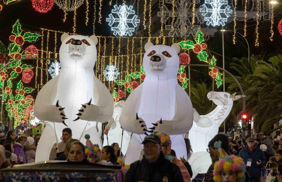 Las mejores imágenes de la Cabalgata de los Reyes Magos en Alicante