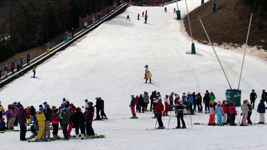 Diversos esquiadors baixant per una de les pistes de Masella