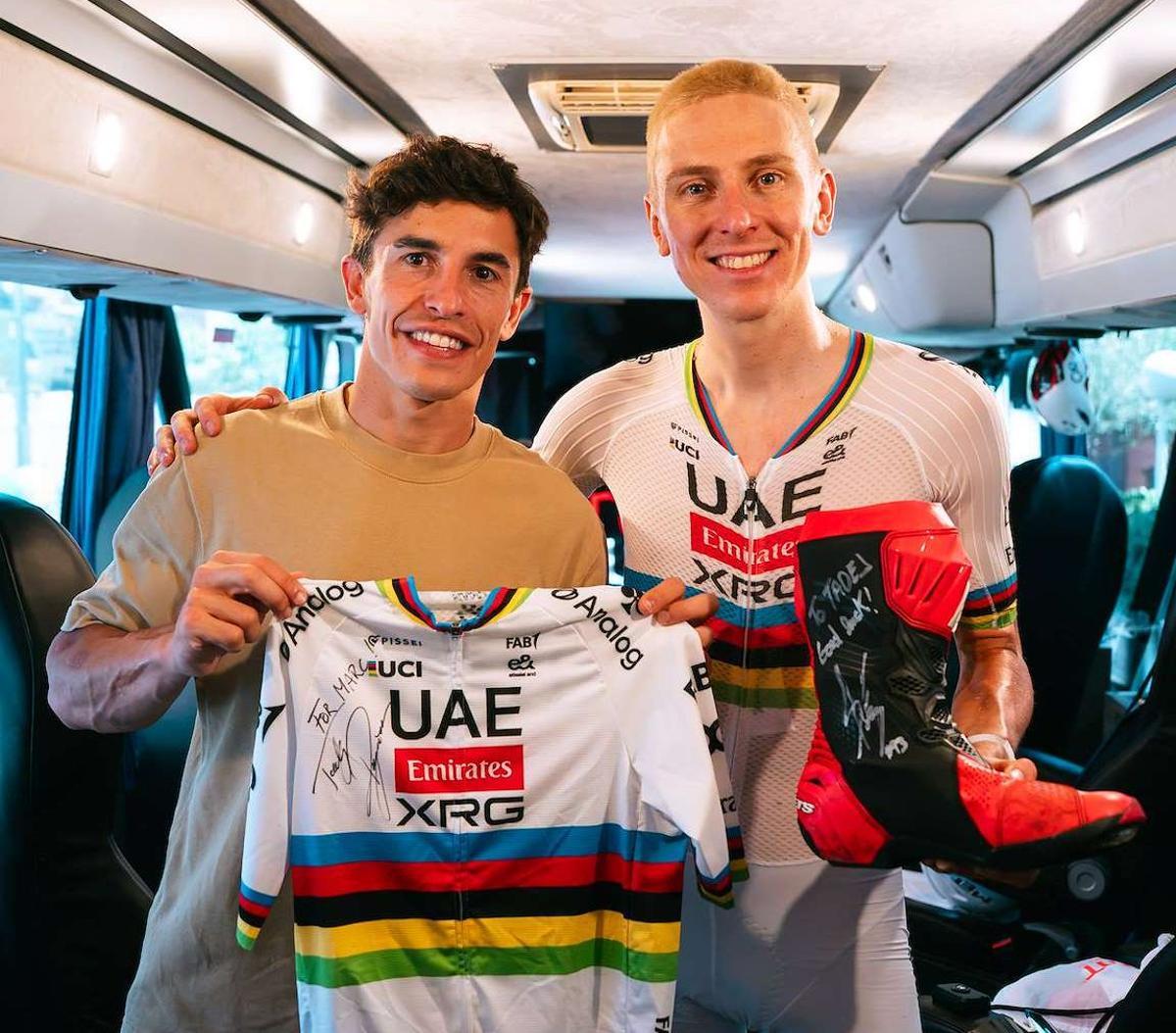 Marc Márquez y Tadej Pogacar intercambiaron recuerdos al final del entrenamiento.