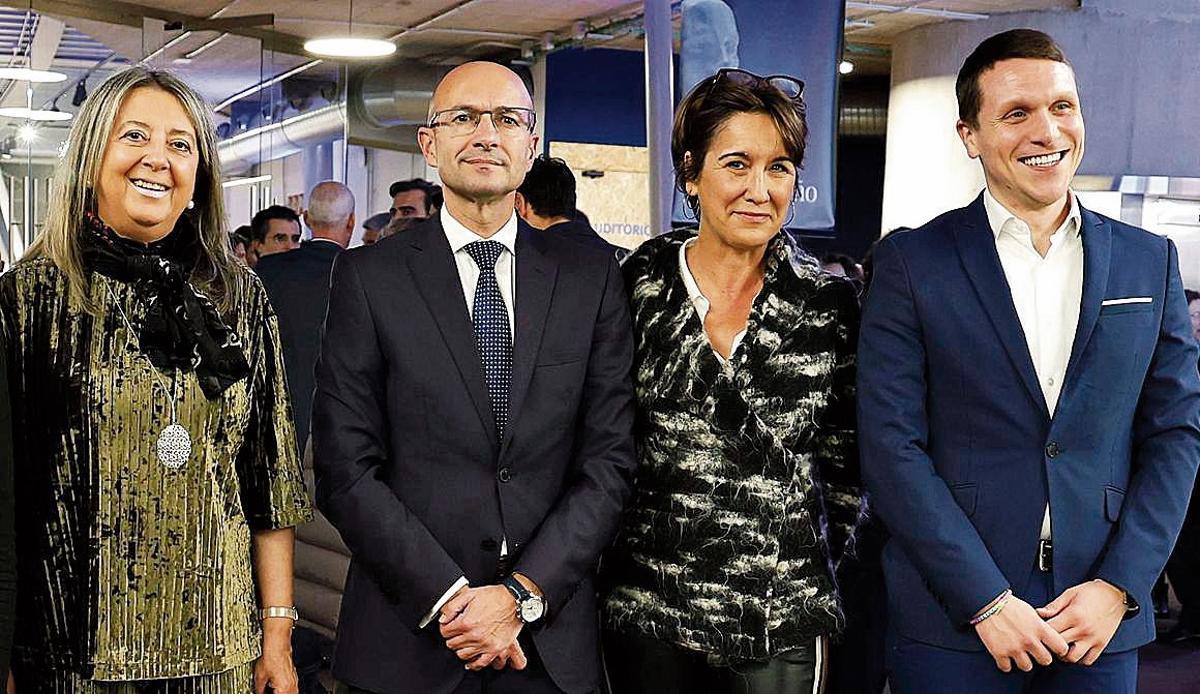 Los concejales socialistas compostelanos Mila Castro y Gonzalo Muíños con Marta Álvarez  y con el secretario xeral del PSdeG-PSOE de Santiago Aitor Bouza.