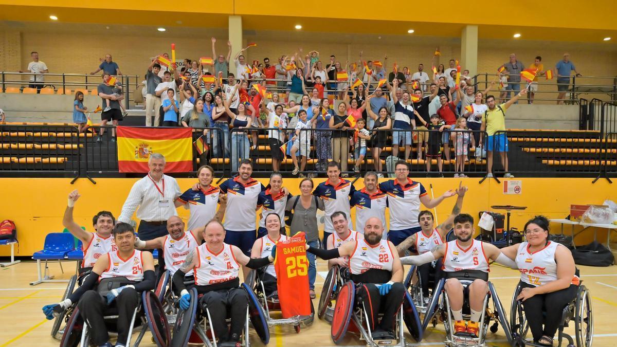 La selección española celebra el título.