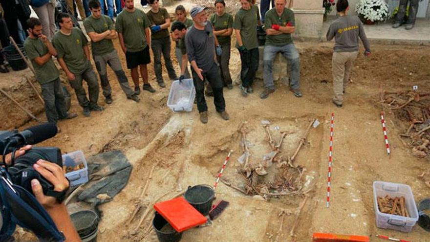 El Govern denuncia posibles crímenes contra la humanidad en la fosa de Porreres