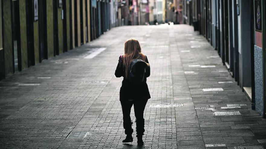 Una chica camina por La Laguna.