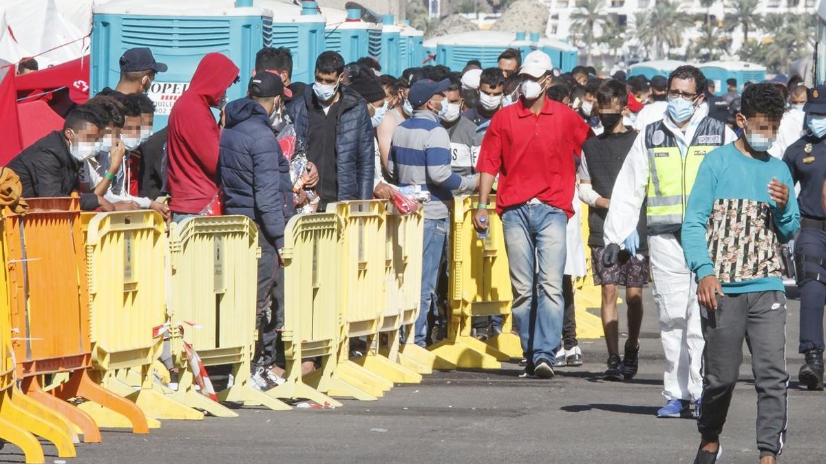 Varios inmigrantes hacen cola en el muelle de Arguineguín, en Gran Canaria, este 18 de noviembre.