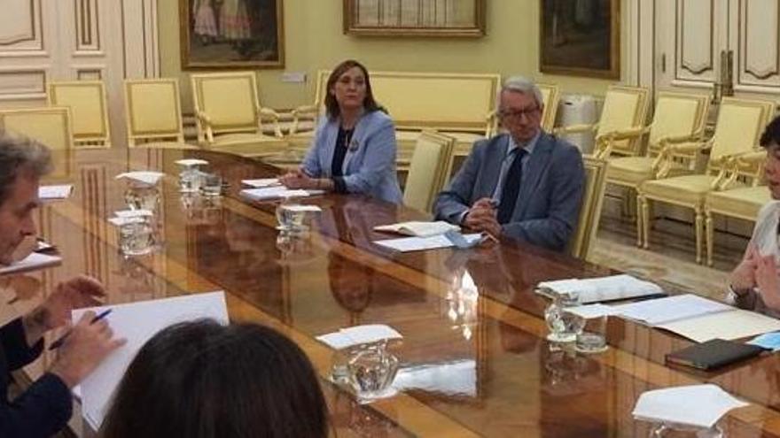 Fernando Simón y la ministra de Educación, Isabel Celaá, durante una reunión.