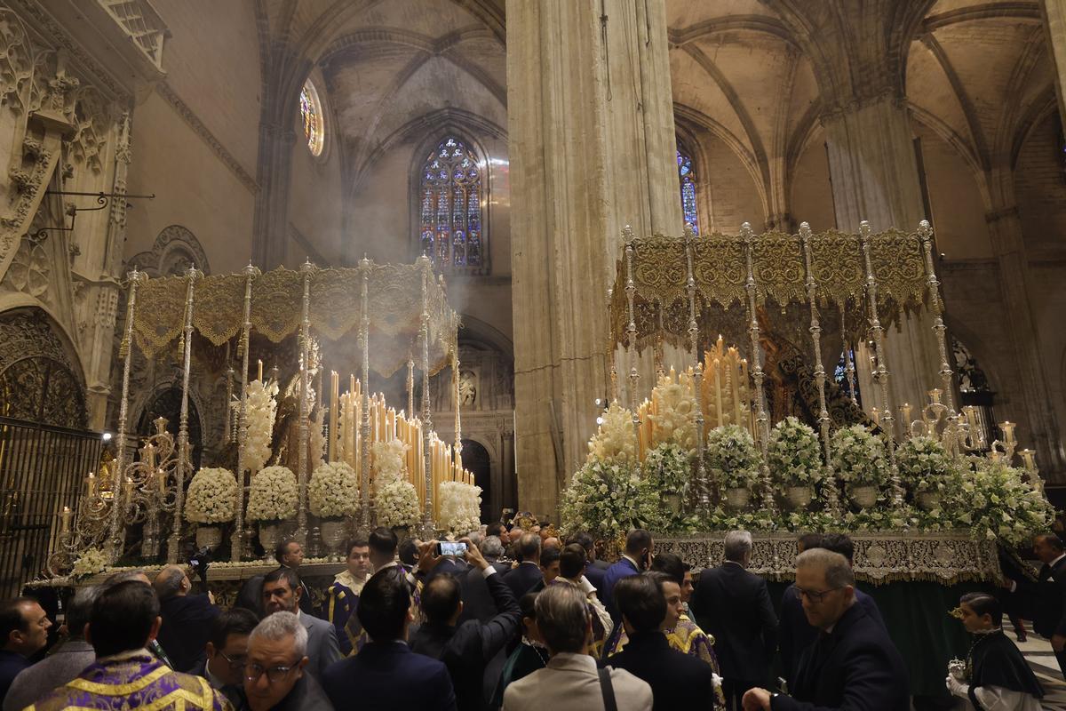 Los palios de las vírgenes de la Esperanza Macarena y la Esperanza de Triana, juntos, en el interior de la Catedral de Sevilla.
