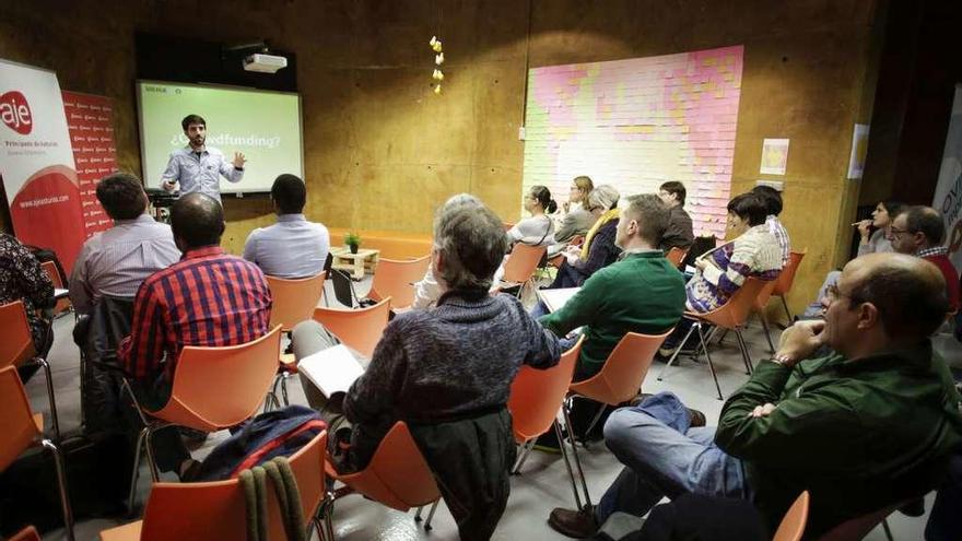 Asistentes a la primera sesión de las conferencias impartidas por Valentí Acconcia en el Talud de la Ería.