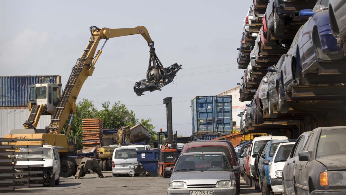 Imagen de archivo de un desguace en Valencia con coches retirados de la circulación.