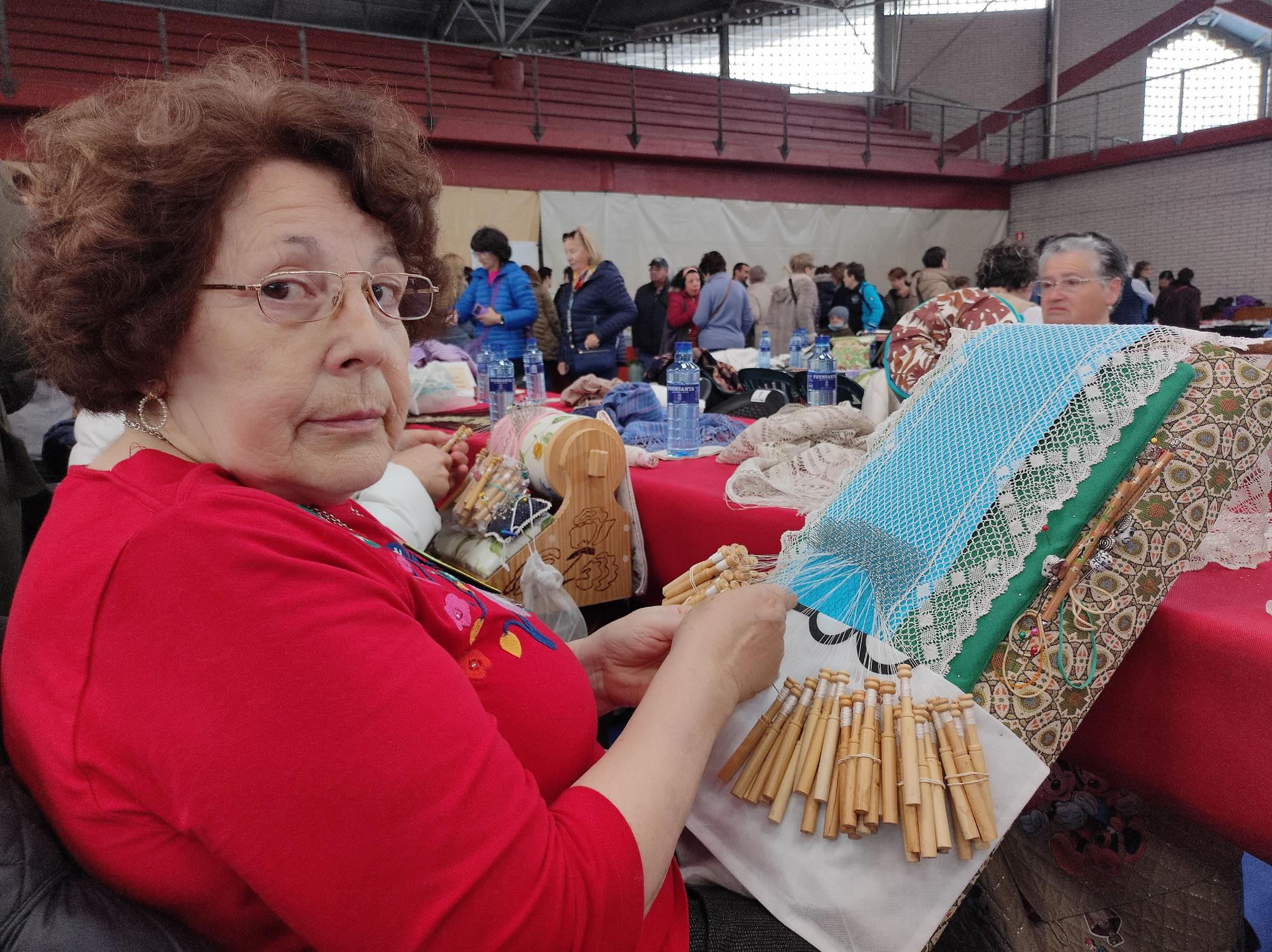 La ovetense Luis Iglesias con los bolillos.