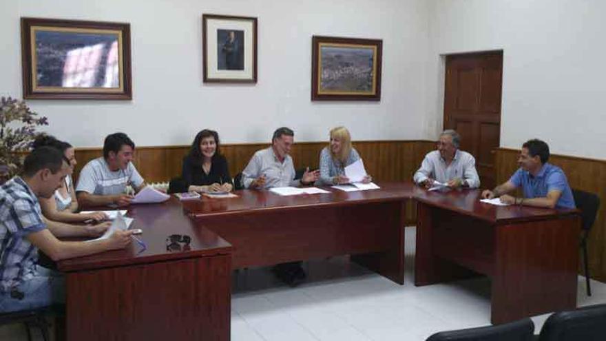 Los miembros de la Corporación de Almeida de Sayago durante un pleno.