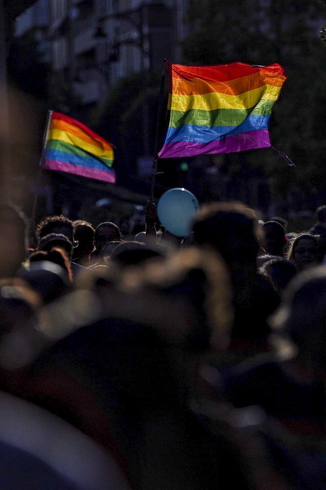 VALLADOLID, 28/06/2023.- Más de 1.500 personas han participado este miércoles en la manifestación del Orgullo LGTBI en Valladolid, en la que se ha reclamado no retroceder en la defensa de los derechos de este colectivo y en la que se han coreado lemas como a ese Ayuntamiento, le falta una bandera y que ha estado encabezada por una pancarta con el lema ’Ni un paso atrás: diversidad es igualdad. EFE/Nacho Gallego