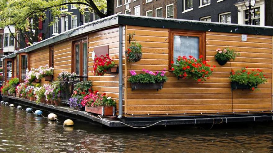 El alojamiento se inspira en las casas flotantes de los canales de Ámsterdam. // Buendia Tours