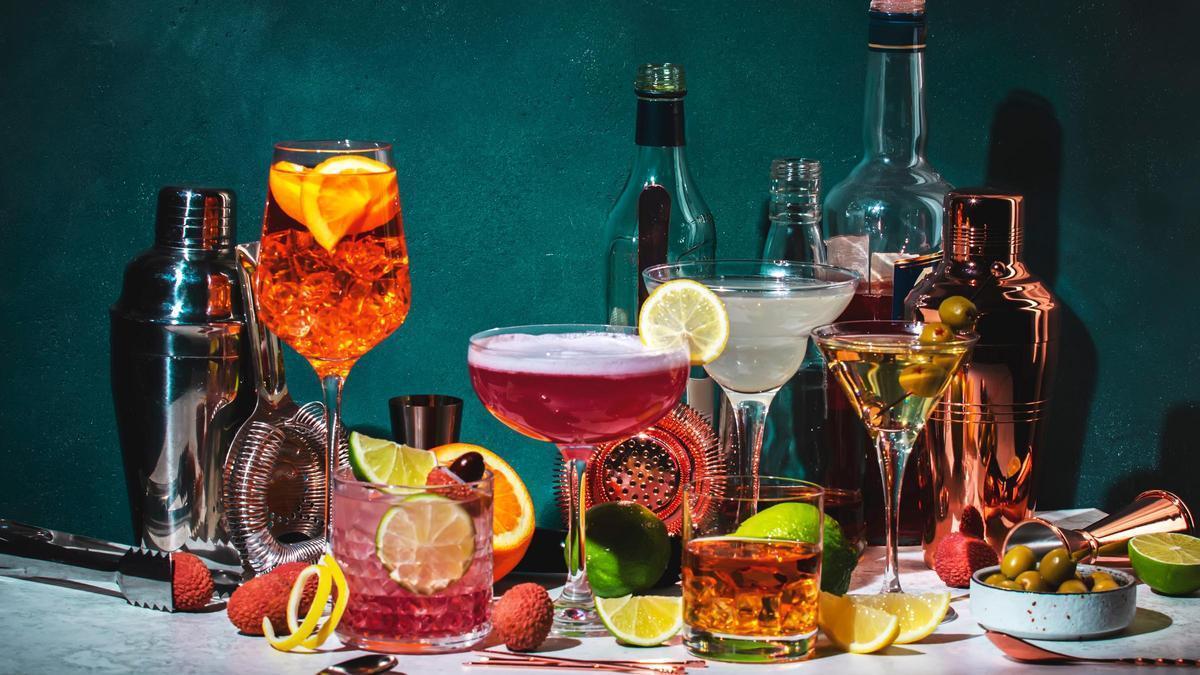 Bodegón de cócteles y bebidas alcohólicas.