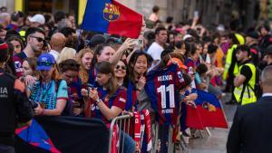 Aficionadas del Barça esperan para celebrar la Champions en la plaza de Sant Jaume