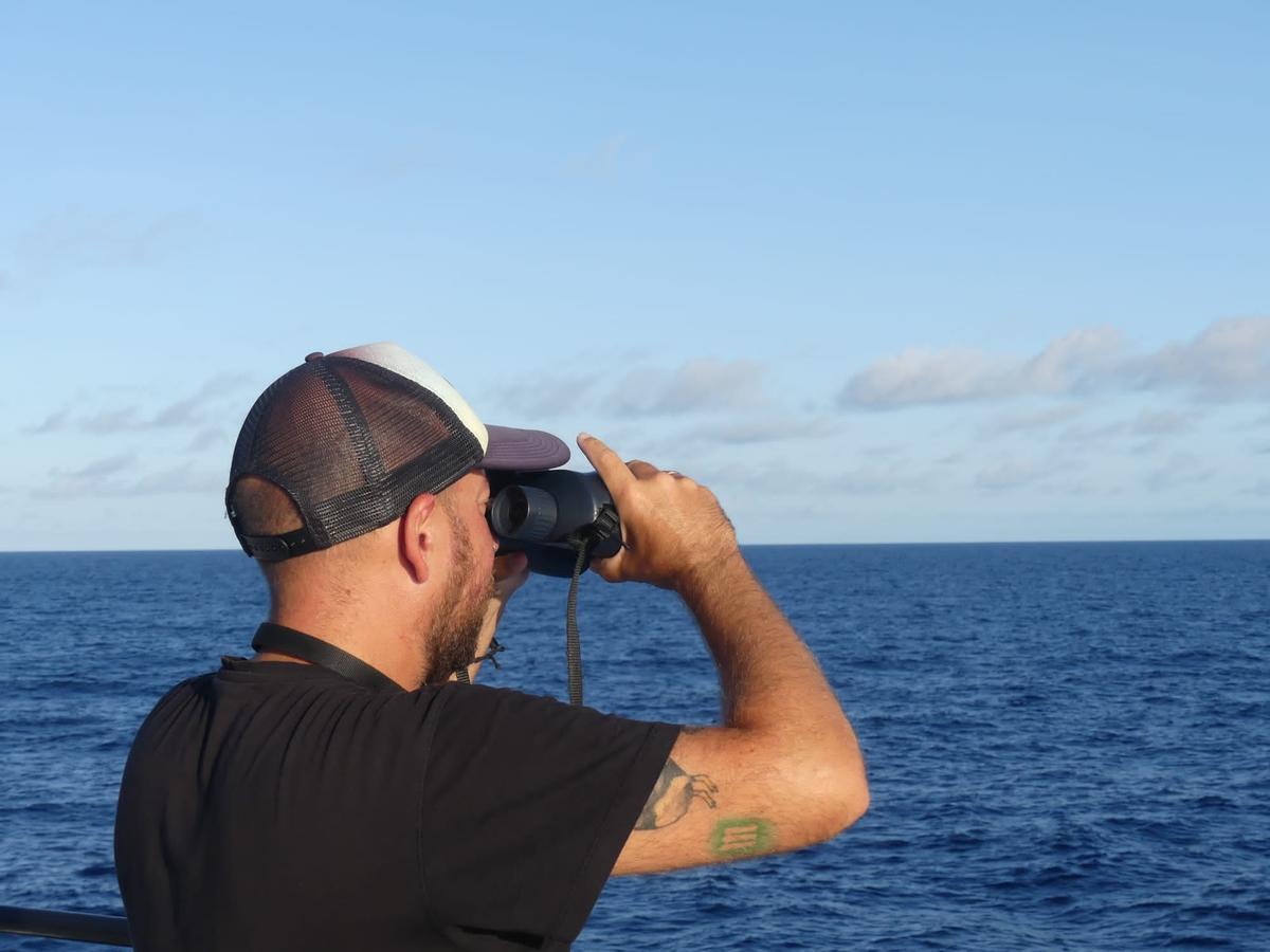 El observador Orestes Hidalgo, miembro de la junta directiva de Apocm, en una de sus jornadas en alta mar.