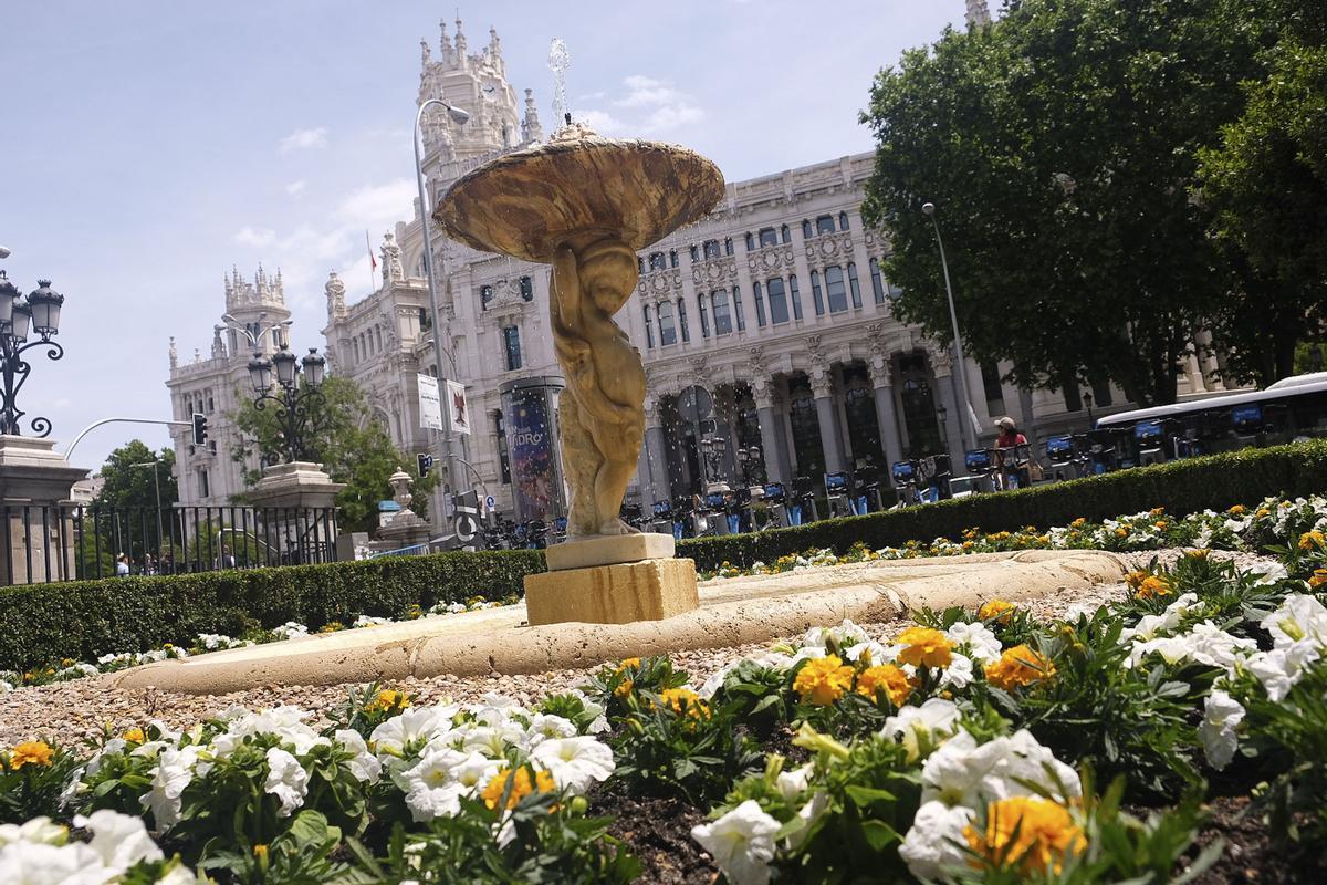 Las calles de Madrid comienzan a engalanarse con los colores vaticanos blanco y amarillo para que el papa se sienta como en casa.