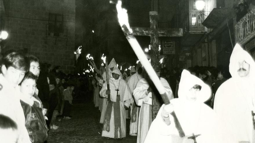 En la procesión, antigua cruz de la imagen principal de la Buena Muerte en la que se colocan los nombres de los hermanos muertos.