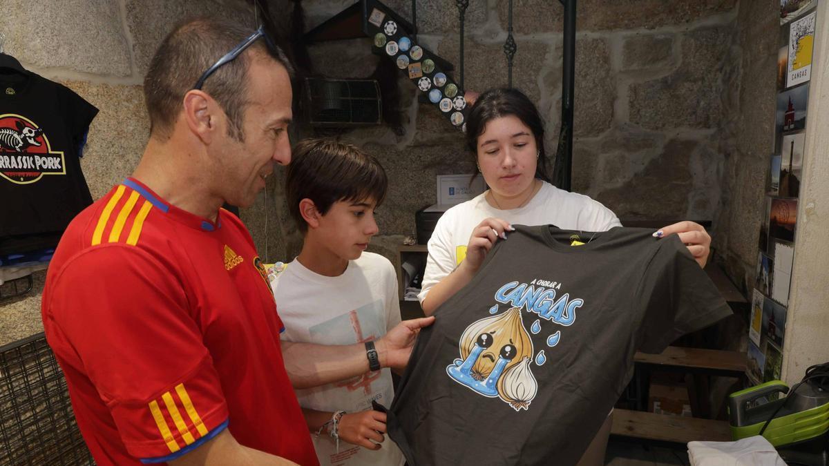 Carla Rodas vendiendo una camiseta, con retranca típica, en Lóstrego.