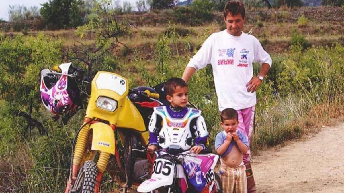Julià Márquez, con sus hijos, Marc y Àlex, de niños con sus motos de montaña.