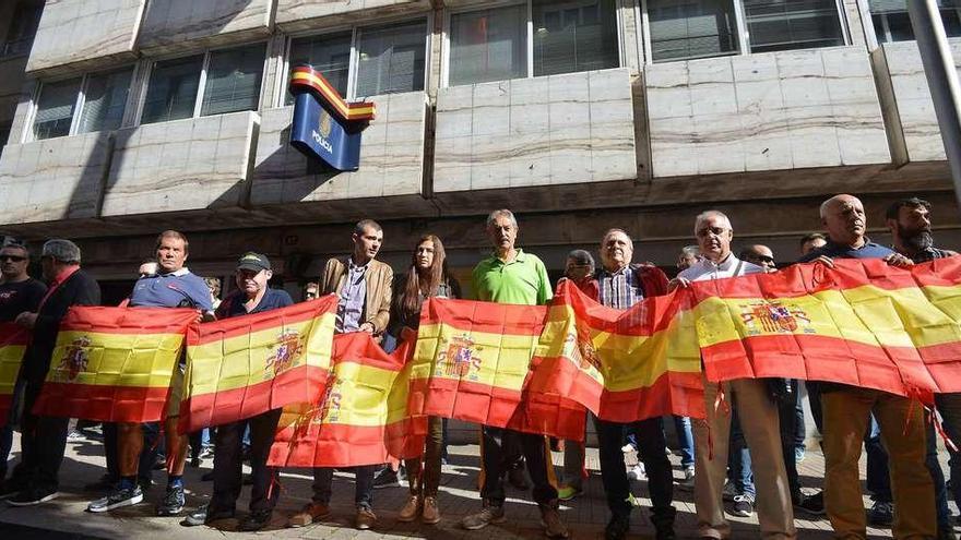 Policías y ciudadanos concentrados ante la Comisaría de la calle Joaquín Costa en apoyo a los agentes en Cataluña. // Gustavo Santos