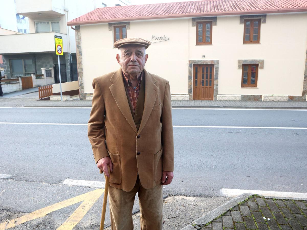 Los vecinos rinden homenaje a Paco Mivida en las fiestas de Entroido