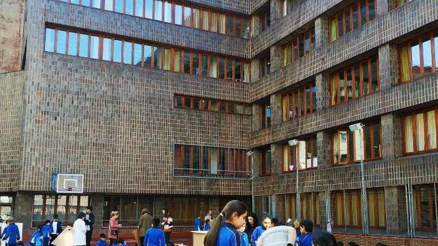 A la izquierda, los alumnos construyen su propio edificio del colegio durante una actividad en el patio. Arriba, un grupo de escolares, posando con globos conmemorativos del aniversario del centro. Abajo, a la izquierda, unos niños confeccionan una maqueta del colegio; a la derecha, unos alumnos reproducen una vidriera del centro escolar.