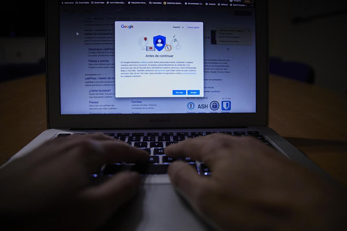 Una persona navegando por internet (Google). Una persona navegando por internet (Google).