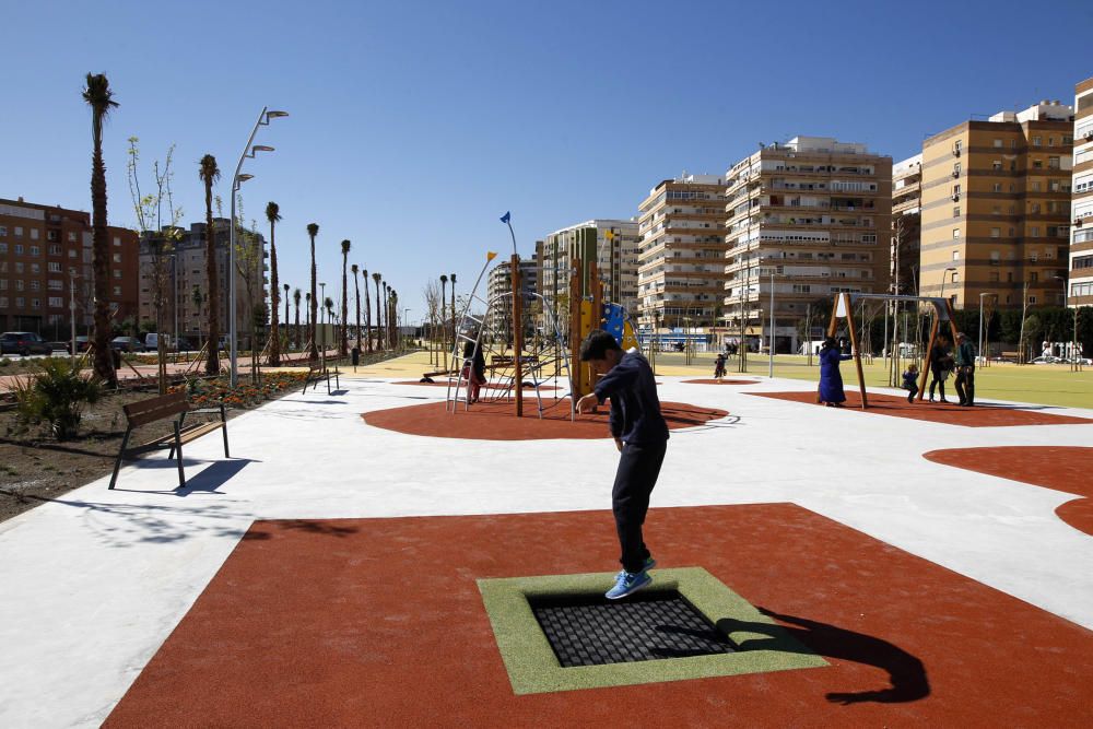 Derribo del muro que cortaba la ciudad en dos | La gran novedad de esta reforma es la desaparición del muro que protegía la playa de vías. La obra ha abierto la ciudad al mar y ha permitido comunicar la Carretera de Ronda con la de Sierra Alhamilla. Era una demanda histórica de la ciudad de Almería en la que se han invertido 1,1 millones. El nuevo parque de 19.500 m2 abrió este verano después de que en enero de 2013 el Ayuntamiento, Adif y la sociedad “Almería Alta Velocidad”firmaran un acuerdo para la cesión temporal del suelo sin coste para la ciudad y la retirada de la infraestructura ferroviaria.Adicionalmente, el Ayuntamiento y Fomento firmaron en marzo de 2015 un pacto para rehabilitar la antigua estación de Renfe con cargo al presupuesto de Patrimonio Histórico Español.