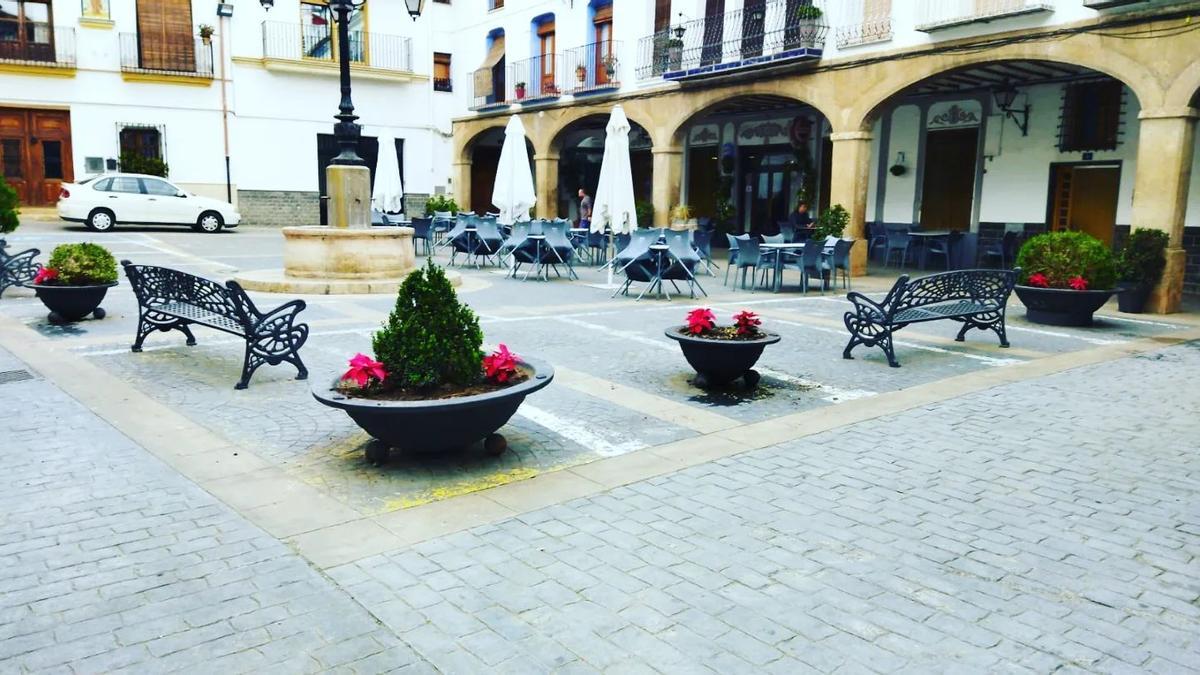 La decoración con motivos navideños ya llena las calles de Altura.