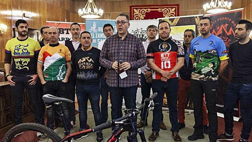 El diputado de Deportes, Jesús María Prada, junto a representantes de diferentes clubes de BTT.