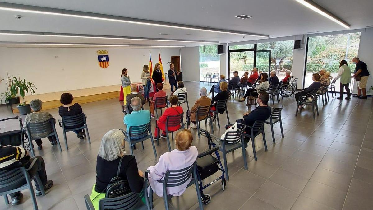 Cuidadores y dependientes en la presentación del curso.